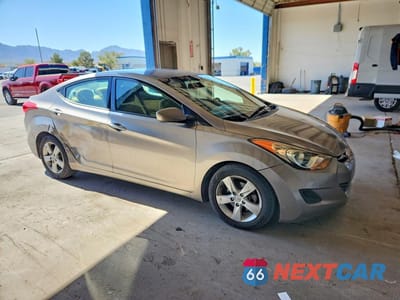 Czwarte zdjęcie samochodu z boku: 2013 HYUNDAI ELANTRA GLS VIN:5NPDH4AE1DH249749 - miniatura