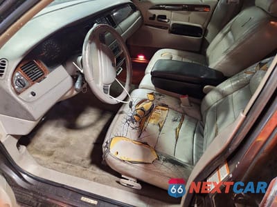 Zdjęcie 7 z 12 samochodu: 2000 LINCOLN TOWN CAR SIGNATURE VIN:1LNHM82W8YY857876 - miniatura