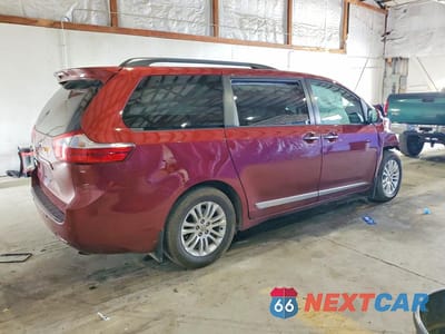 Trzecie zdjęcie samochodu z tyłu: 2017 TOYOTA SIENNA XLE 8-PASSENGER VIN:5TDYZ3DC4HS821142 - miniatura