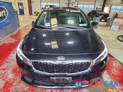 Piąte zdjęcie samochodu w środku: 2017 KIA FORTE LX VIN:3KPFK4A73HE089900 - miniatura