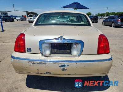 Zdjęcie 6 z 12 samochodu: 2000 LINCOLN TOWN CAR CARTIER VIN:1LNHM83W6YY877221 - miniatura