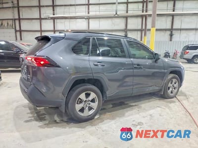Trzecie zdjęcie samochodu z tyłu: 2025 TOYOTA RAV4 XLE VIN:2T3P1RFV8SC560660 - miniatura