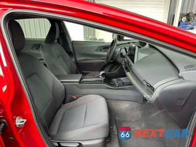 Piąte zdjęcie samochodu w środku: 2025 TOYOTA PRIUS LE VIN:JTDADABU0S3029109 - miniatura