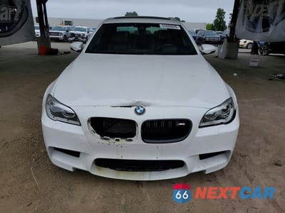 Piąte zdjęcie samochodu w środku: 2015 BMW M5 VIN:WBSFV9C54FD594903 - miniatura