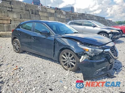 Czwarte zdjęcie samochodu z boku: 2018 MAZDA 3 GRAND TOURING VIN:3MZBN1M36JM270852 - miniatura