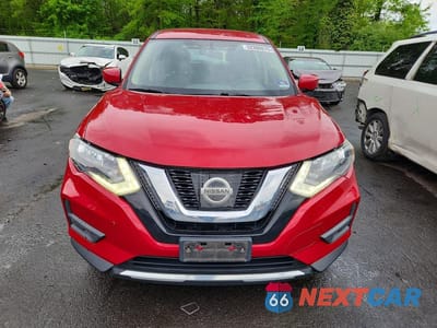 Piąte zdjęcie samochodu w środku: 2017 NISSAN ROGUE S VIN:JN8AT2MV2HW275962 - miniatura