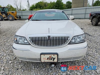 Piąte zdjęcie samochodu w środku: 2010 LINCOLN TOWN CAR SIGNATURE LIMITED VIN:2LNBL8CV2AX752562 - miniatura