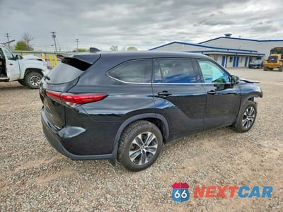 Trzecie zdjęcie samochodu z tyłu: 2021 TOYOTA HIGHLANDER XLE VIN:5TDHZRBH8MS118249 - miniatura