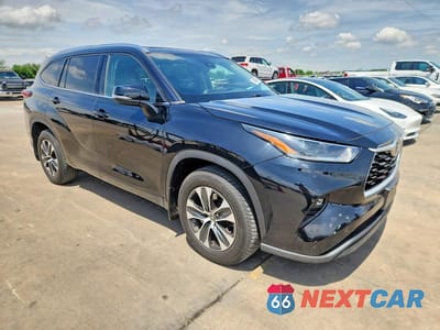 Czwarte zdjęcie samochodu z boku: 2021 TOYOTA HIGHLANDER XLE VIN:5TDGZRBHXMS120399 - miniatura