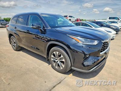 Czwarte zdjęcie samochodu z boku: 2021 TOYOTA HIGHLANDER XLE VIN:5TDGZRBHXMS120399 - miniatura
