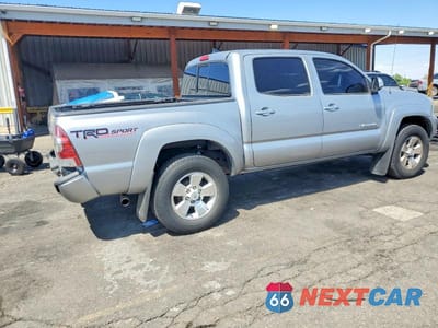 Trzecie zdjęcie samochodu z tyłu: 2015 TOYOTA TACOMA V6 VIN:3TMLU4EN4FM180733 - miniatura