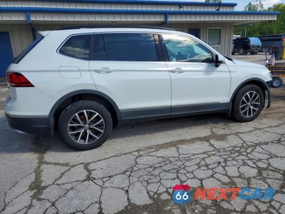 Trzecie zdjęcie samochodu z tyłu: 2020 VOLKSWAGEN TIGUAN SE VIN:3VV2B7AX3LM002643 - miniatura
