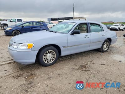 1999 LINCOLN TOWN CAR SIGNATURE 1LNHM82W3XY683830 - główne zdjęcie licytacji z USA - miniatura