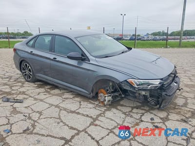 Czwarte zdjęcie samochodu z boku: 2023 VOLKSWAGEN JETTA SPORT VIN:3VWAM7BU9PM036002 - miniatura