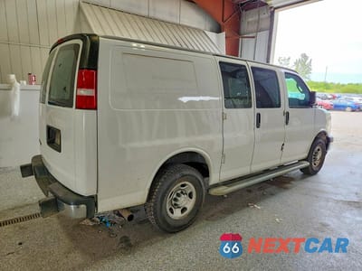 Trzecie zdjęcie samochodu z tyłu: 2021 CHEVROLET EXPRESS G2500 VIN:1GCWGAF76M1250701 - miniatura