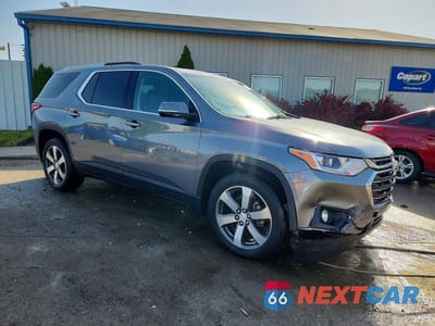 Czwarte zdjęcie samochodu z boku: 2018 CHEVROLET TRAVERSE LT VIN:1GNEVHKW0JJ133464 - miniatura