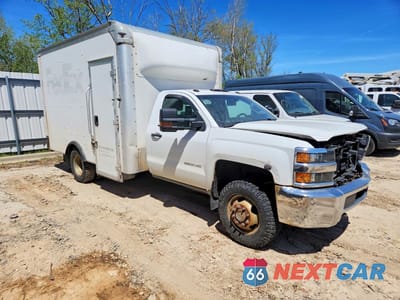 Czwarte zdjęcie samochodu z boku: 2018 CHEVROLET SILVERADO K3500 VIN:1GB3KYCG2JF115653 - miniatura