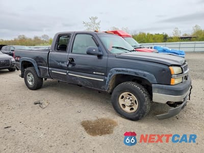 Czwarte zdjęcie samochodu z boku: 2004 CHEVROLET SILVERADO K2500 HEAVY DUTY VIN:1GCHK29U94E355434 - miniatura