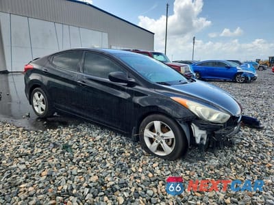 Czwarte zdjęcie samochodu z boku: 2013 HYUNDAI ELANTRA GLS VIN:5NPDH4AE3DH394498 - miniatura
