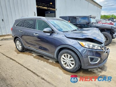 Czwarte zdjęcie samochodu z boku: 2018 KIA SORENTO LX V6 VIN:5XYPG4A56JG376130 - miniatura