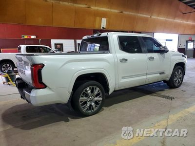 Trzecie zdjęcie samochodu z tyłu: 2025 TOYOTA TUNDRA CREWMAX CAPSTONE VIN:5TFVC5DB6SX100944 - miniatura