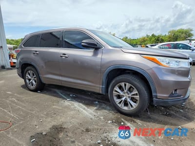 Czwarte zdjęcie samochodu z boku: 2015 TOYOTA HIGHLANDER XLE VIN:5TDKKRFH7FS046872 - miniatura
