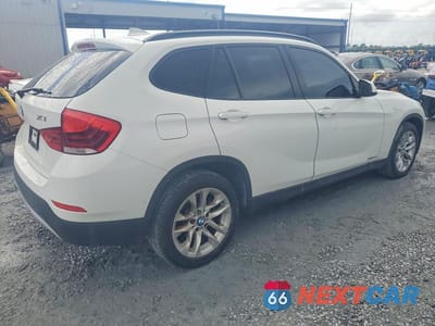 Trzecie zdjęcie samochodu z tyłu: 2015 BMW X1 XDRIVE28I VIN:WBAVL1C56FVY28752 - miniatura