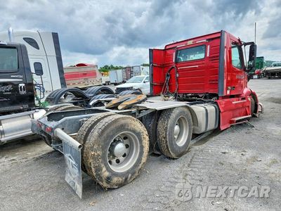 Czwarte zdjęcie samochodu z boku: 2020 VOLVO VNR SEMI TRUCK VIN:4V4WC9EG0LN239393 - miniatura