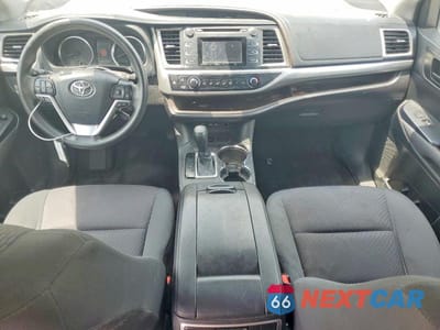 Zdjęcie 8 z 13 samochodu: 2019 TOYOTA HIGHLANDER LE VIN:5TDZZRFH1KS292790 - miniatura
