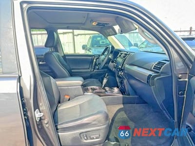 Piąte zdjęcie samochodu w środku: 2020 TOYOTA 4RUNNER NIGHTSHADE EDITION VIN:JTEBU5JR2L5760487 - miniatura