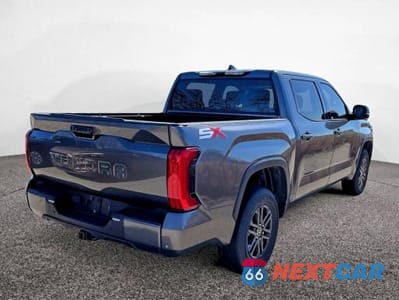 Czwarte zdjęcie samochodu z boku: 2023 TOYOTA TUNDRA SR5 VIN:5TFLA5DB1PX120216 - miniatura