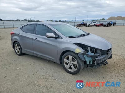 Czwarte zdjęcie samochodu z boku: 2013 HYUNDAI ELANTRA GLS VIN:KMHDH4AEXDU720167 - miniatura