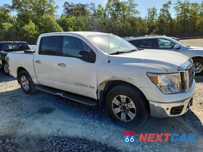 Czwarte zdjęcie samochodu z boku: 2018 NISSAN TITAN SV VIN:1N6AA1E55JN511863 - miniatura
