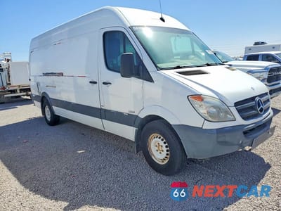 Czwarte zdjęcie samochodu z boku: 2011 MERCEDES BENZ SPRINTER 2500 DELIVERY VAN VIN:WD3PE8CB9B5606408 - miniatura