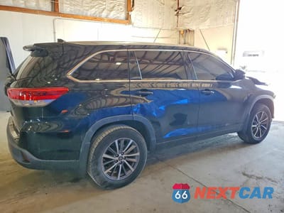 Trzecie zdjęcie samochodu z tyłu: 2018 TOYOTA HIGHLANDER XLE VIN:5TDJZRFH0JS893863 - miniatura