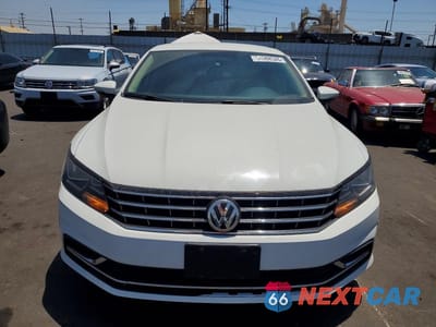 Piąte zdjęcie samochodu w środku: 2018 VOLKSWAGEN PASSAT S VIN:1VWAA7A3XJC044460 - miniatura