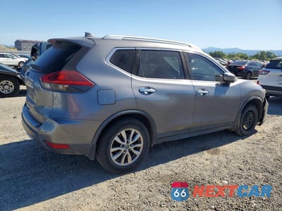 Trzecie zdjęcie samochodu z tyłu: 2018 NISSAN ROGUE SV VIN:KNMAT2MT8JP606148 - miniatura