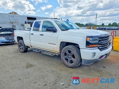 Czwarte zdjęcie samochodu z boku: 2018 CHEVROLET SILVERADO K1500 LT VIN:1GCVKREC8JZ294784 - miniatura