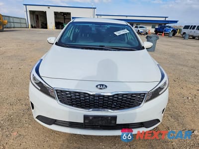 Piąte zdjęcie samochodu w środku: 2017 KIA FORTE LX VIN:3KPFK4A71HE035804 - miniatura