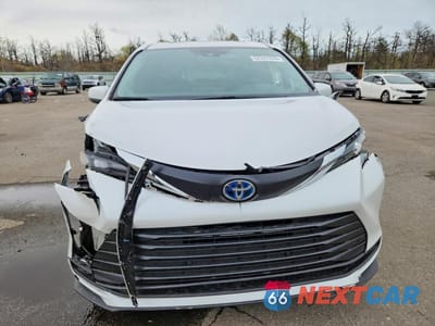 Piąte zdjęcie samochodu w środku: 2025 TOYOTA SIENNA XLE 8-PASSENGER VIN:5TDJRKEC1SS253627 - miniatura