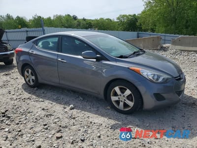 Czwarte zdjęcie samochodu z boku: 2013 HYUNDAI ELANTRA GLS VIN:5NPDH4AE0DH435332 - miniatura