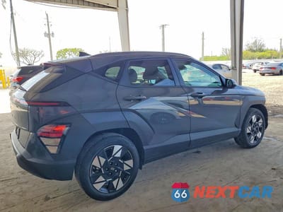 Trzecie zdjęcie samochodu z tyłu: 2025 HYUNDAI KONA SEL VIN:KM8HB3AB7SU196430 - miniatura