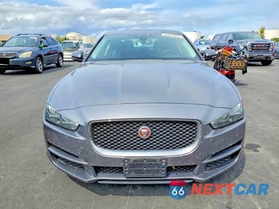 Piąte zdjęcie samochodu w środku: 2017 JAGUAR XE PRESTIGE VIN:SAJAE4BGXHA963759 - miniatura