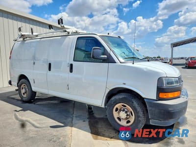 Czwarte zdjęcie samochodu z boku: 2019 CHEVROLET EXPRESS 2500 CARGO UTILITY / SERVICE VAN VIN:1GCWGAFP5K1232445 - miniatura