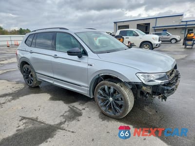 Czwarte zdjęcie samochodu z boku: 2020 VOLKSWAGEN TIGUAN SE, 4MOTION SEL VIN:3VV2B7AX7LM068581 - miniatura