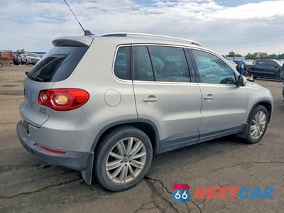 Trzecie zdjęcie samochodu z tyłu: 2010 VOLKSWAGEN TIGUAN SE VIN:WVGBV7AXXAW525902 - miniatura