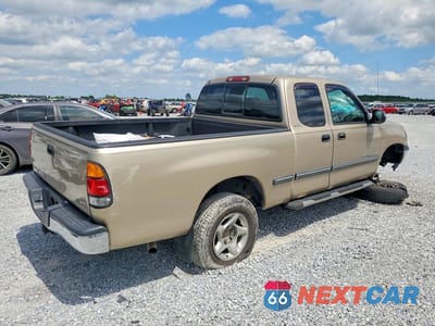Trzecie zdjęcie samochodu z tyłu: 2002 TOYOTA TUNDRA SR5 V8 VIN:5TBRT341X2S228485 - miniatura
