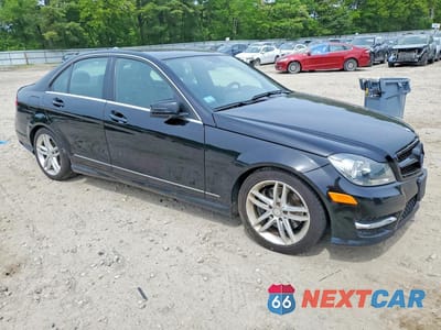 Czwarte zdjęcie samochodu z boku: 2013 MERCEDES-BENZ C 300 4MATIC VIN:WDDGF8AB3DA785020 - miniatura