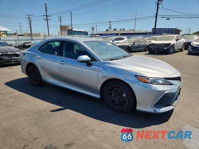 Czwarte zdjęcie samochodu z boku: 2022 TOYOTA CAMRY LE VIN:4T1C11AK6NU642606 - miniatura