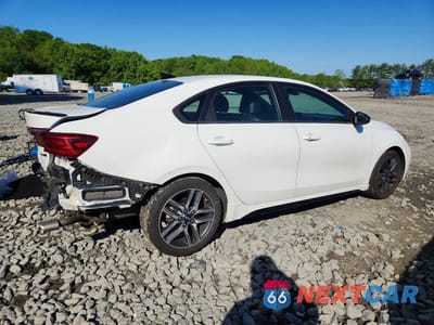 Trzecie zdjęcie samochodu z tyłu: 2021 KIA FORTE GT LINE VIN:3KPF34AD3ME270699 - miniatura